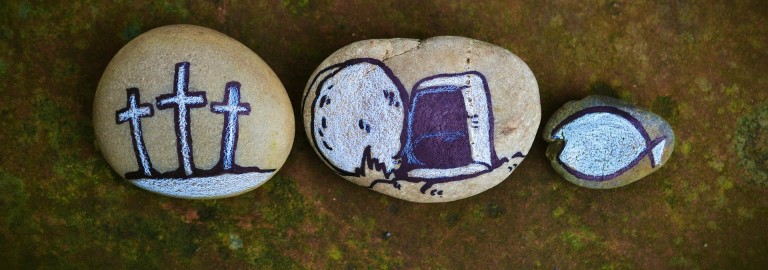 3 Steine mit christlichen Symbolen für Tod, Auferstehung und Leben