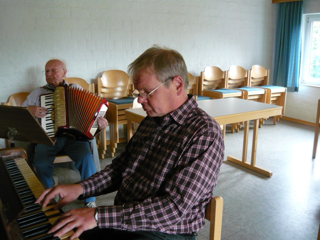 Pfarrer Hyn beim Klavierspielen